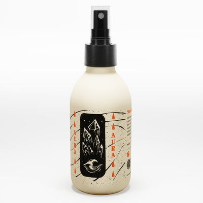 By Elementum Aura Sea Salt Spray - vooraanzicht spuitfles met kristallen-etiket op wit