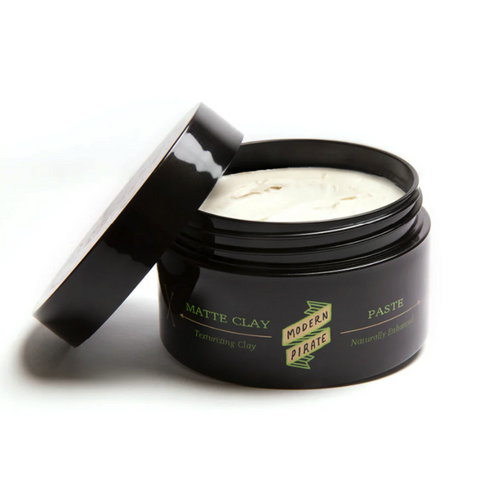 Modern Pirate Matt Clay Paste - open zwart potje met zichtbare witte textuur en deksel ernaast