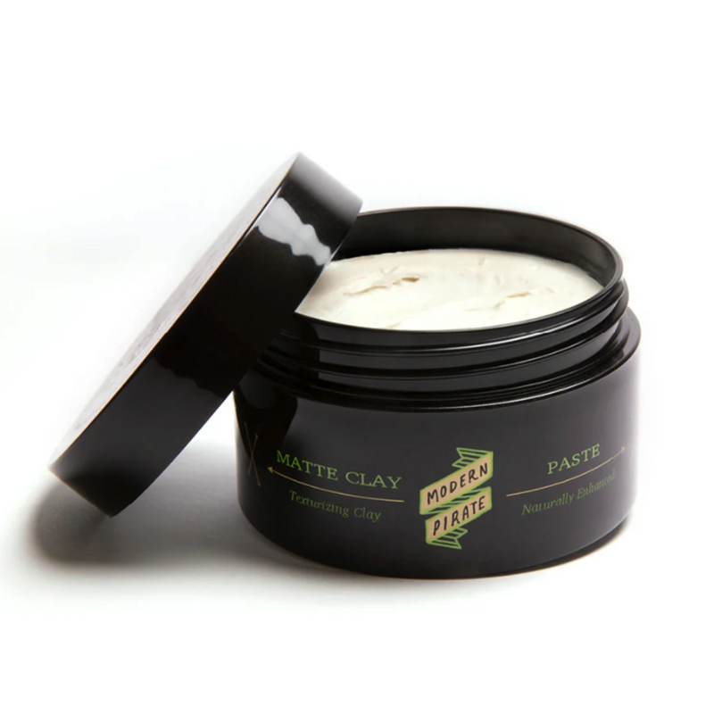 Modern Pirate Matt Clay Paste - open zwart potje met zichtbare witte textuur en deksel ernaast