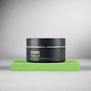 BARBER BARBER Ton Up Water-Based Pomade 100g, vasetto nero su blocco verde, studio grigio