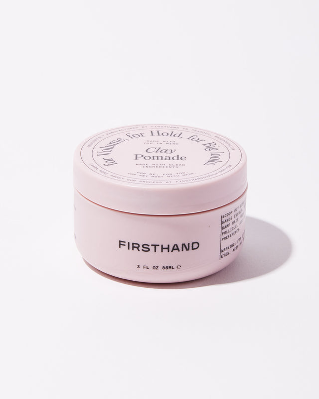 Firsthand Supply Clay Pomade - roze pot schuin met deksel en merknaam