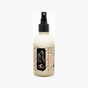 By Elementum Aura Sea Salt Spray - vista frontale del flacone spray con etichetta con cristalli su sfondo bianco