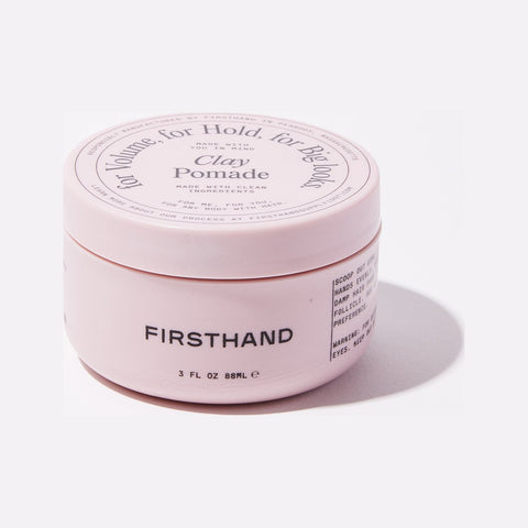 Firsthand Supply Clay Pomade - roze pot schuin met deksel en merknaam