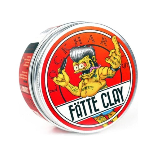 Lockhart's Fatte Clay a base d'acqua - latta con etichetta rossa e illustrazione cartoon, vista angolata