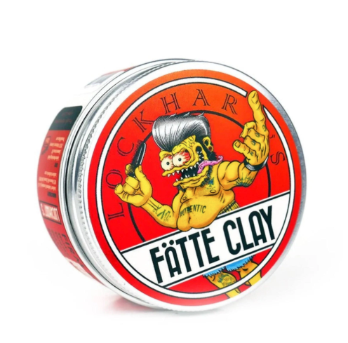 Lockhart's Fatte Clay Water Based - blik met rood etiket en cartoon-illustratie, schuin aanzicht
