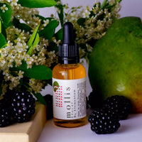 By Elementum Mollis Floral Beard Oil - met witte bloemen, bramen en mango