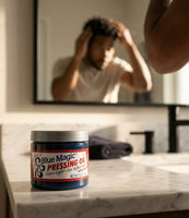 Blue Magic Pressing Oil - barattolo sul lavandino, uomo con capelli ricci allo specchio