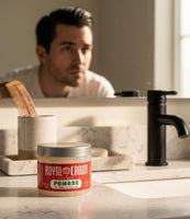 Royal Crown Pomade - barattolo sul lavandino, uomo con slick back davanti allo specchio